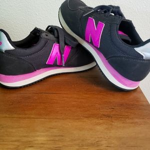 Black & Magenta Kids New Balance Sneakers (Size 1)